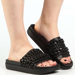 Kendall and Kylie new chain Shiloh slide black
